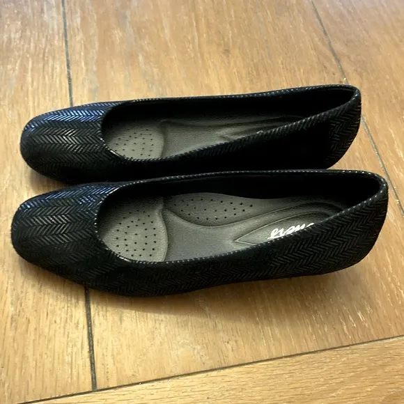 NWOT Trotters Lauren Herringbone Wedge Pumps