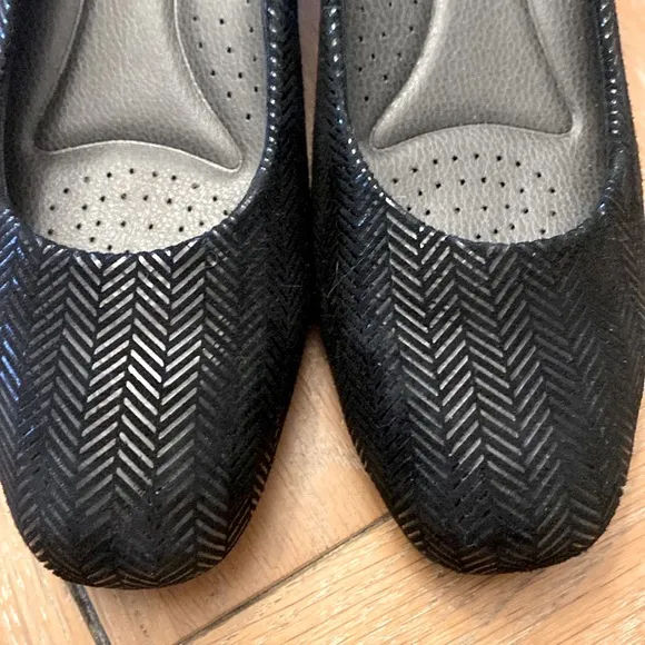 NWOT Trotters Lauren Herringbone Wedge Pumps