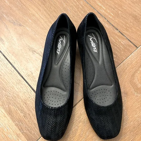 NWOT Trotters Lauren Herringbone Wedge Pumps