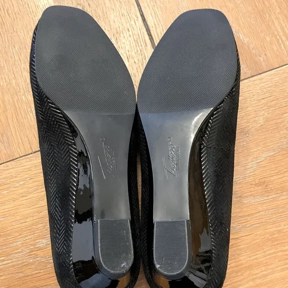 NWOT Trotters Lauren Herringbone Wedge Pumps