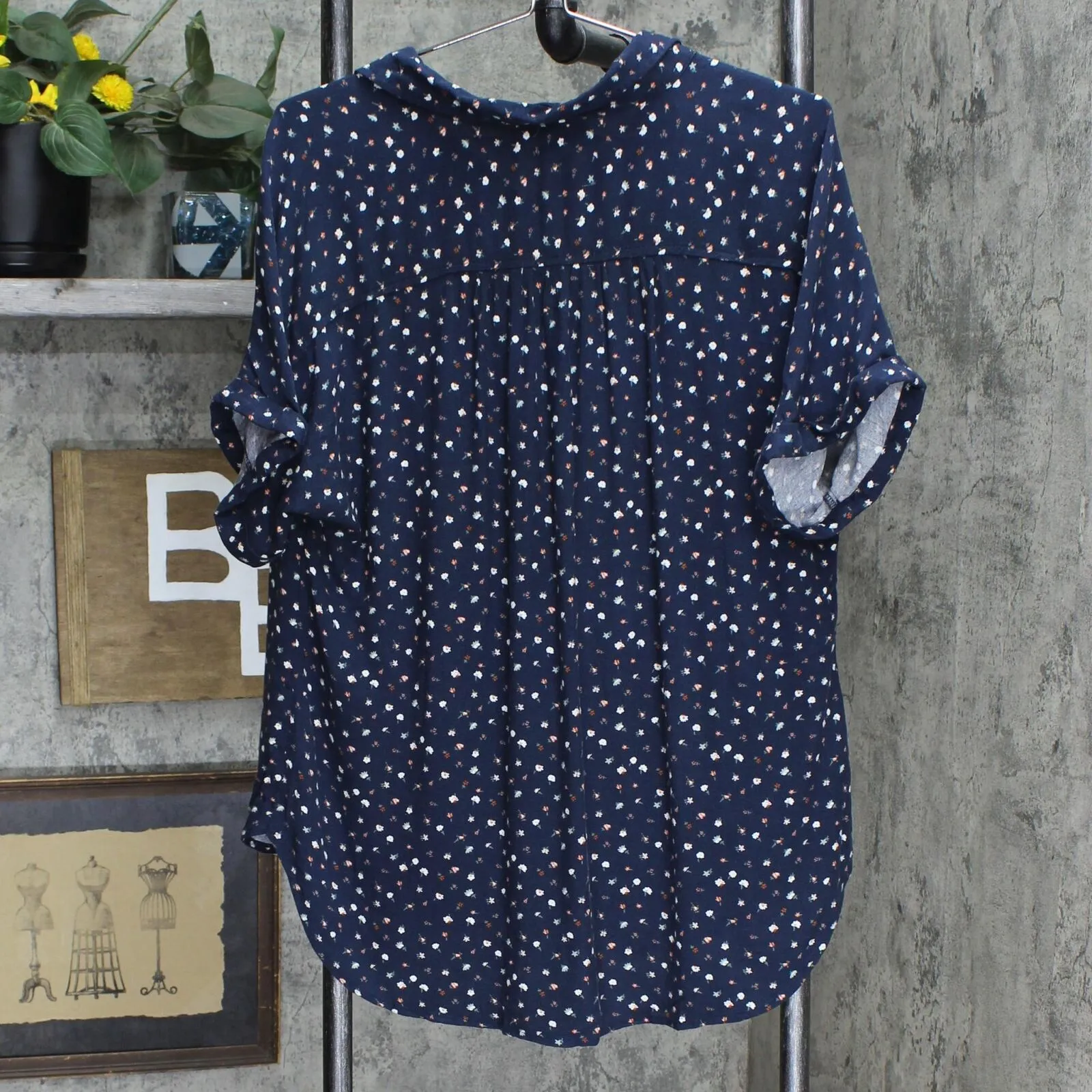 Universal Thread Floral Print Short Sleeve Button-Down Camp Shirt Navy Blue L