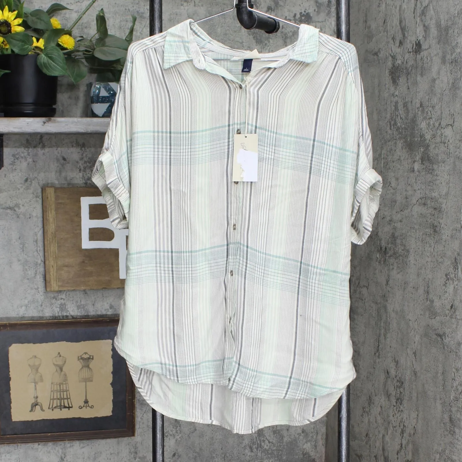 Universal Thread Women's Plaid Short Sleeve Button-Down Camp Shirt Green L