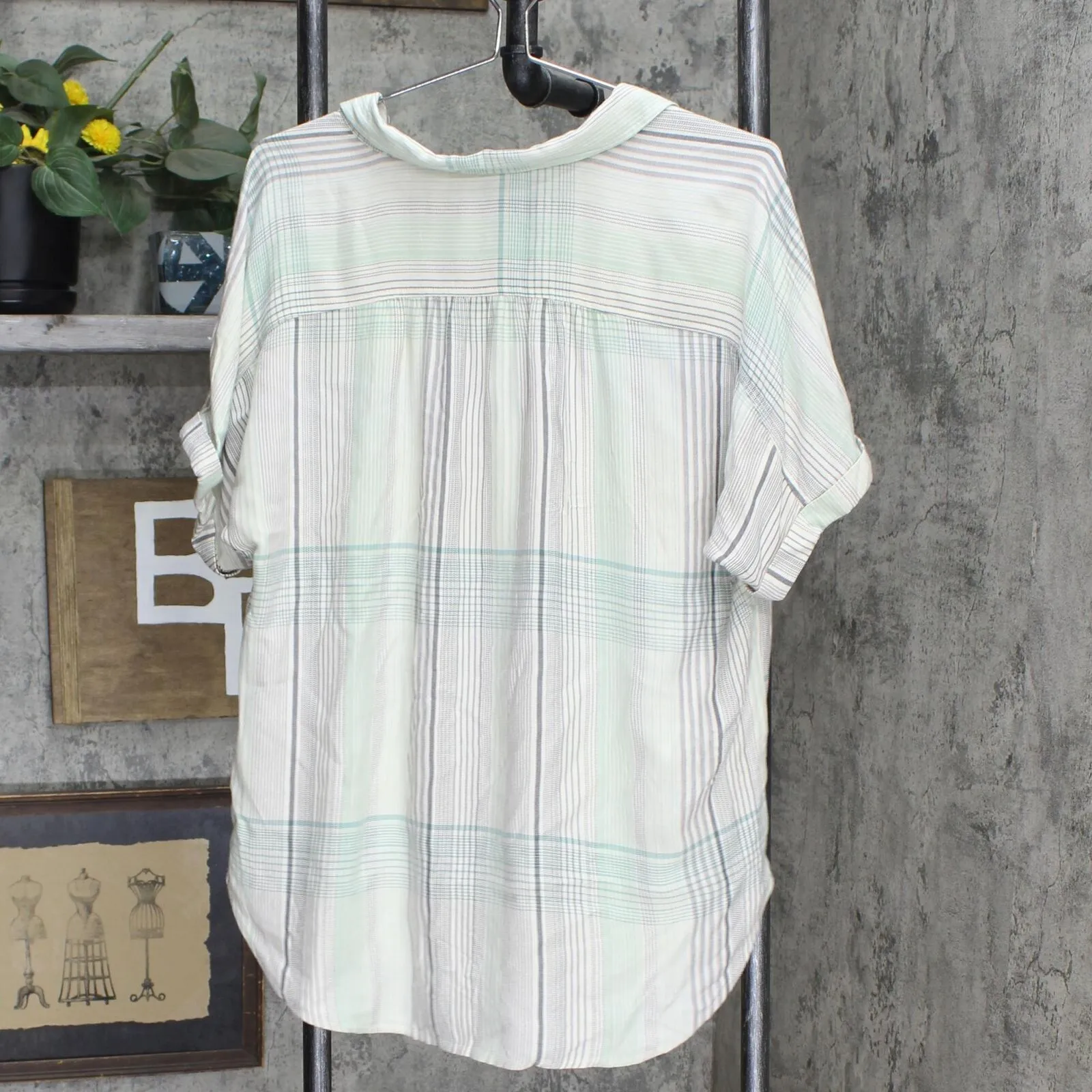 Universal Thread Women's Plaid Short Sleeve Button-Down Camp Shirt Green L
