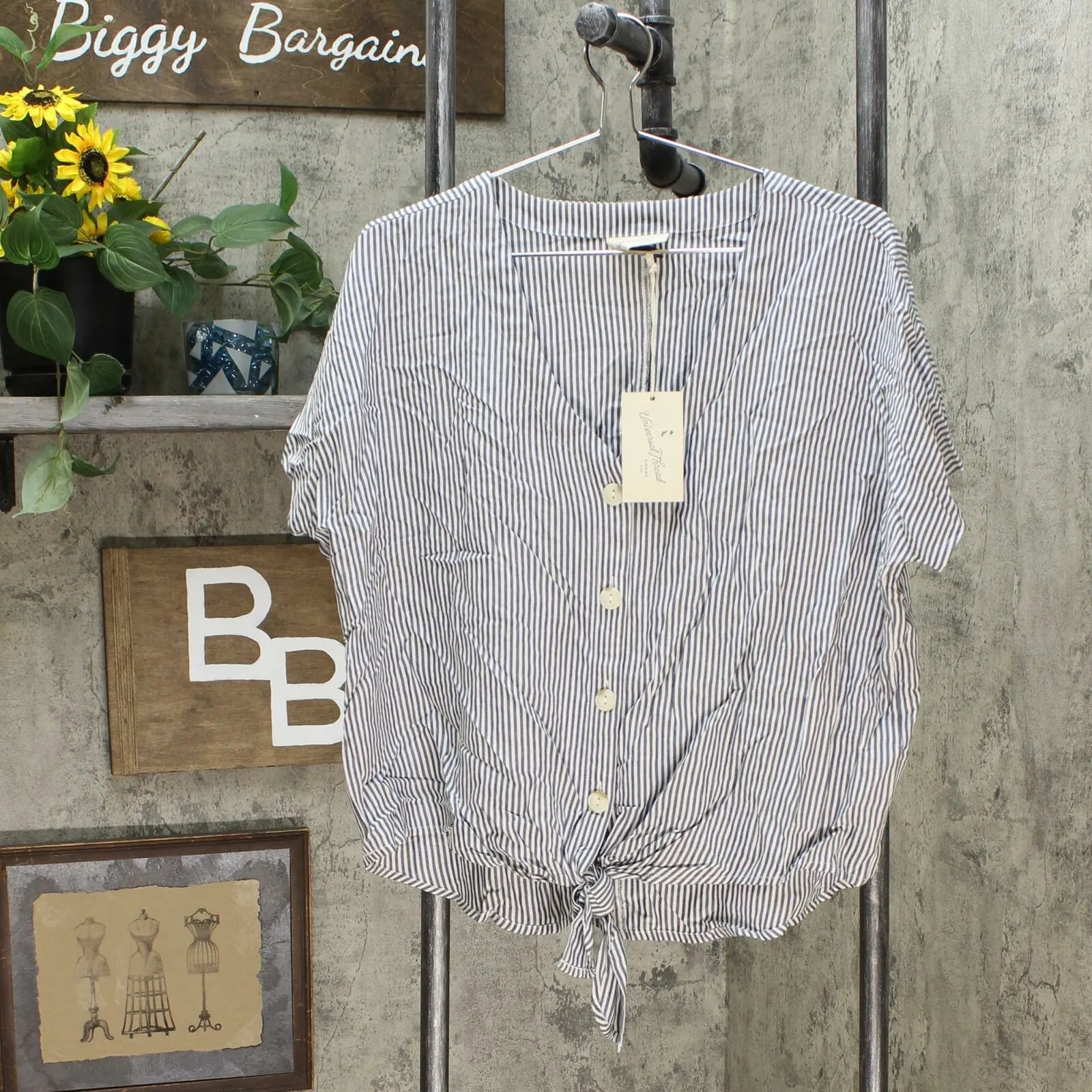 Universal Thread Women's Short Sleeve V-Neck Button-Down Relaxed Fit Shirt