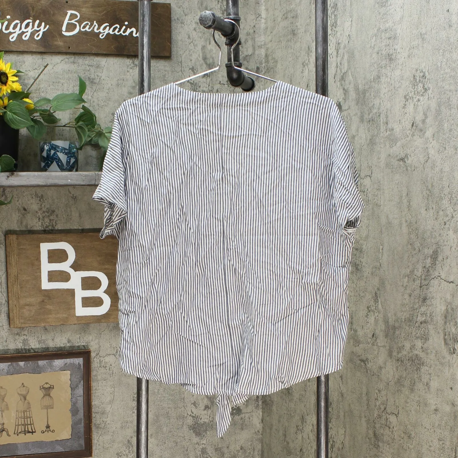 Universal Thread Women's Short Sleeve V-Neck Button-Down Relaxed Fit Shirt